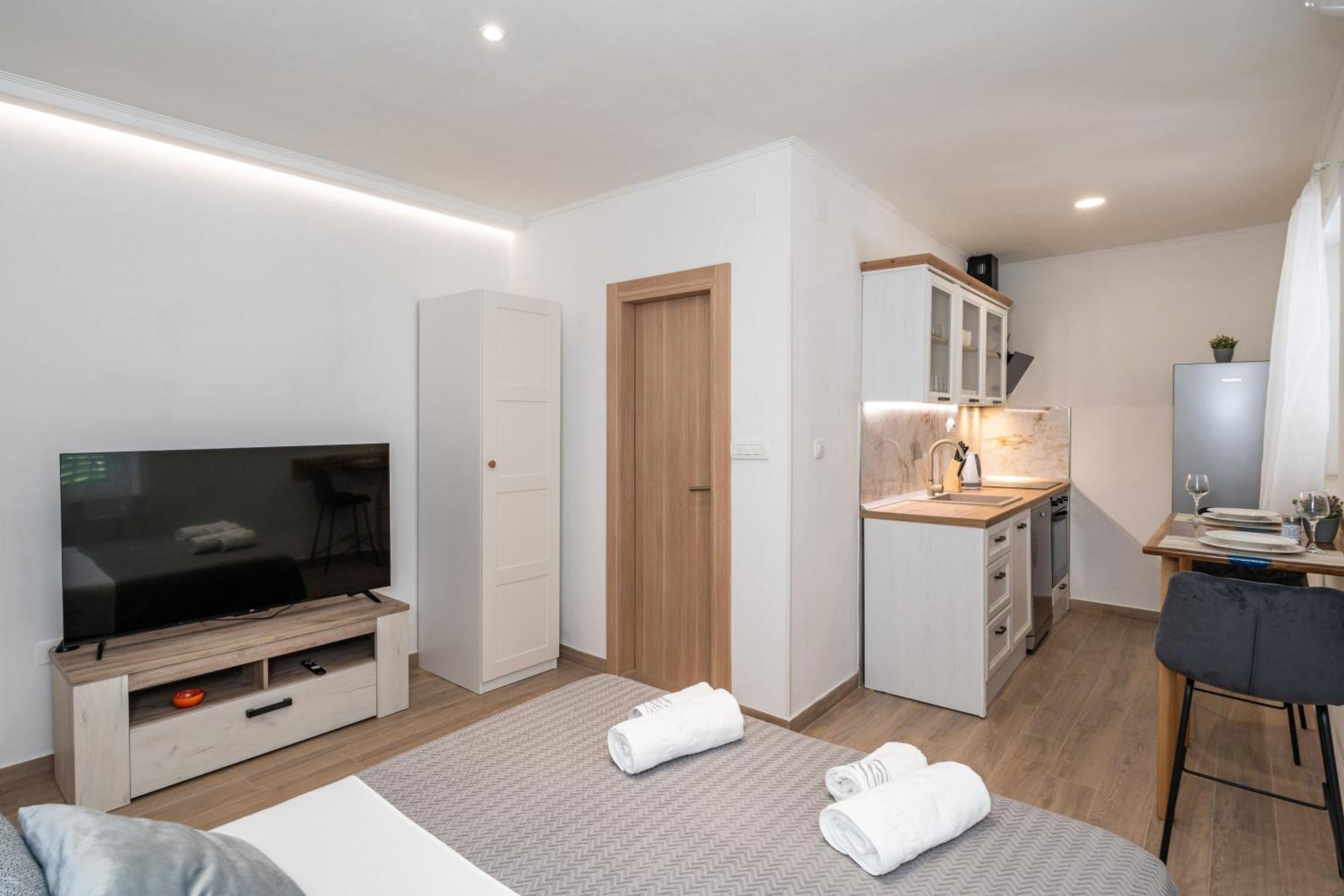 Anmarie With Free Parking Apartment Дубровник Екстериор снимка